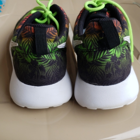 Nike Roshe One Palm Tree Print Sneakers - Picture 6 of 13